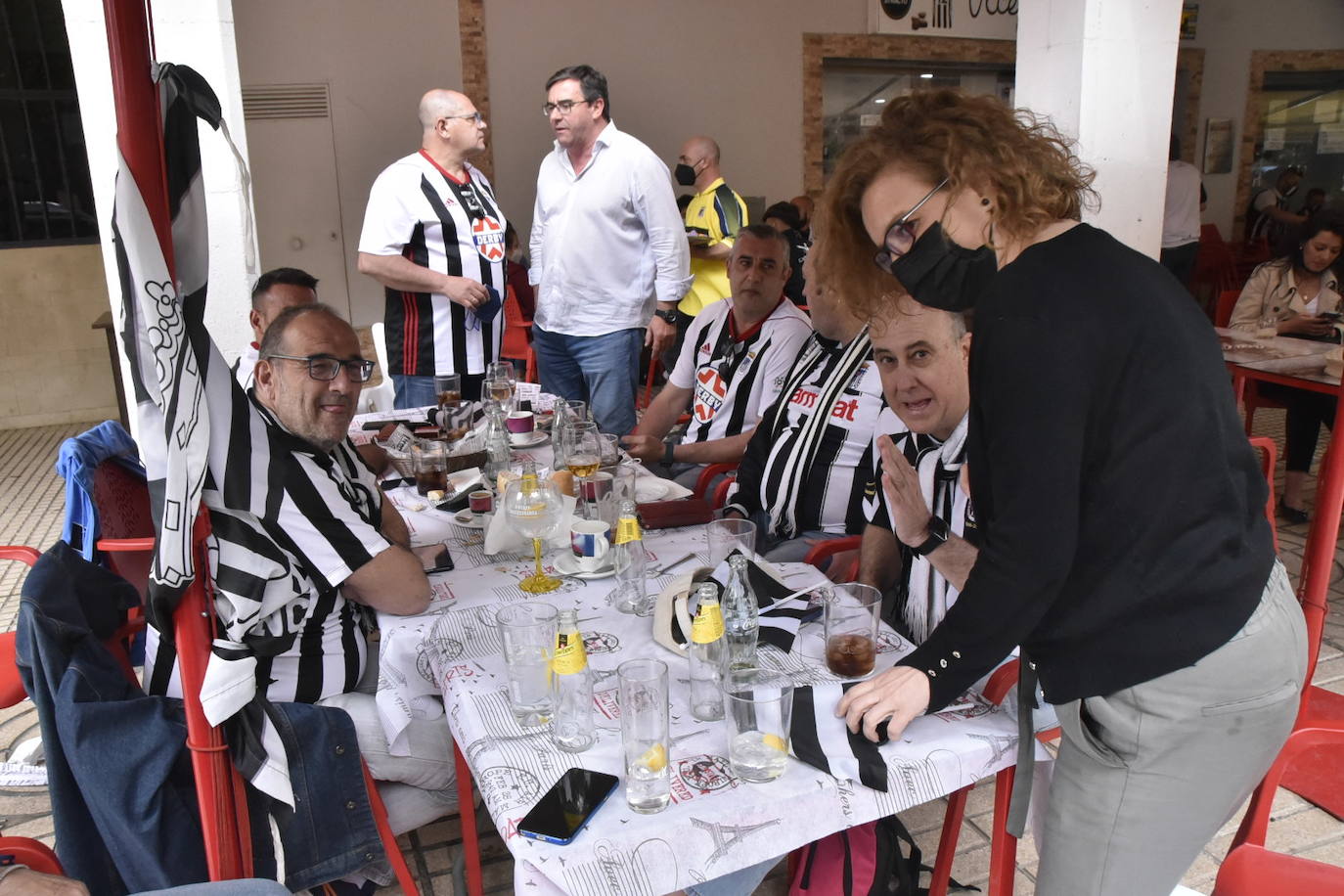 Fotos: Los aficionados del Badajoz disfrutan del ambiente previo al partido