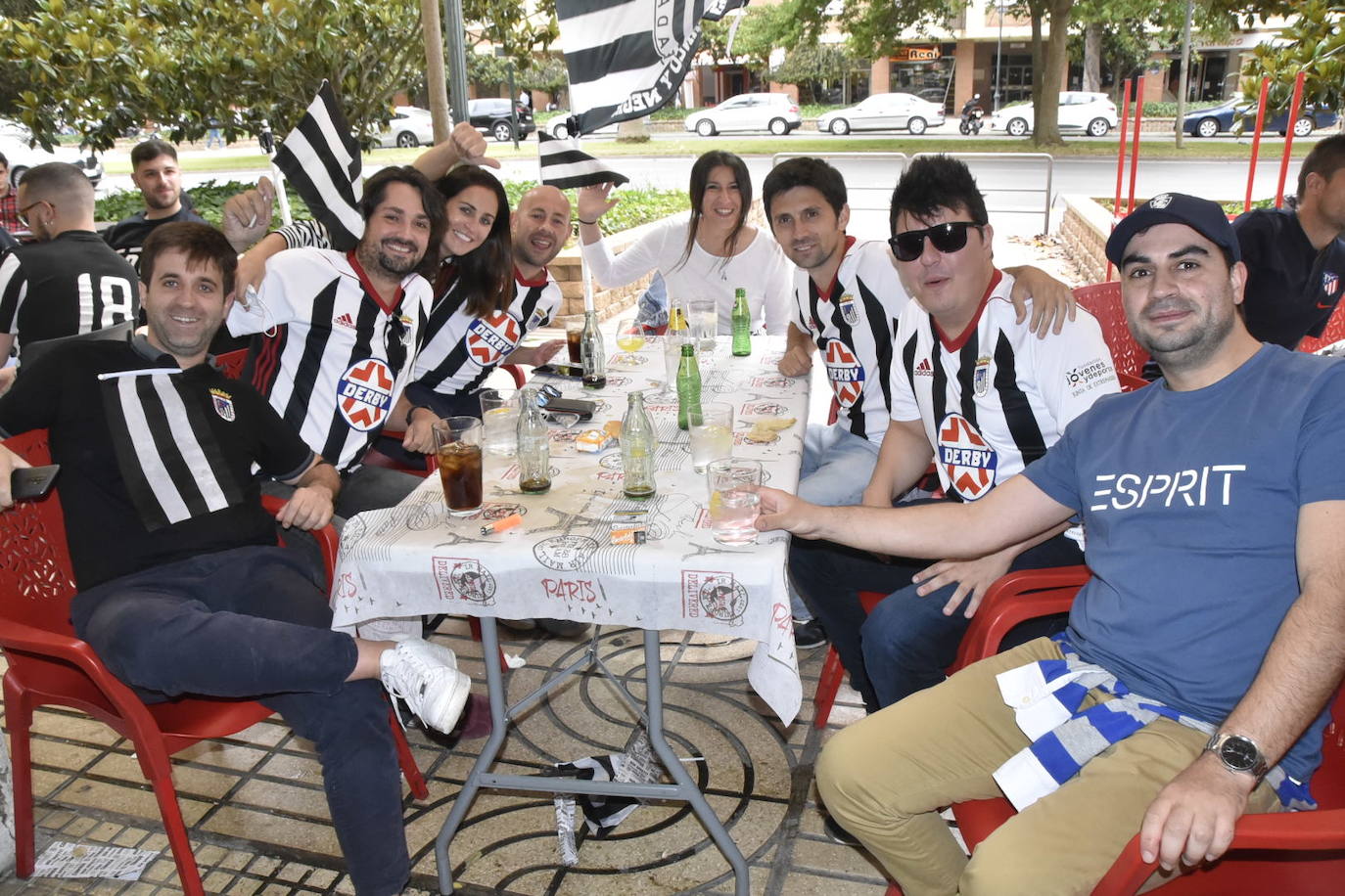 Fotos: Los aficionados del Badajoz disfrutan del ambiente previo al partido