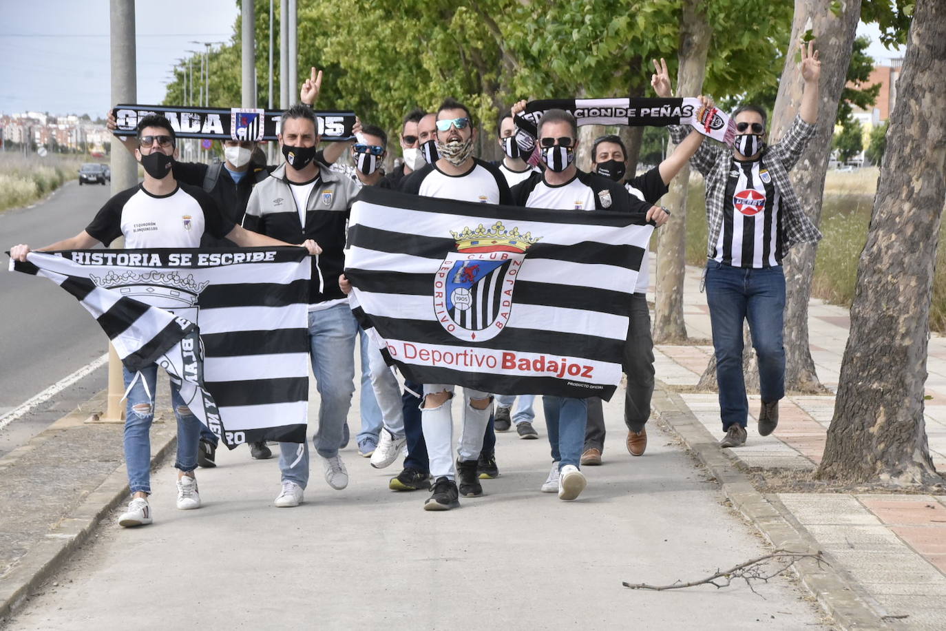 Fotos: Los aficionados del Badajoz disfrutan del ambiente previo al partido