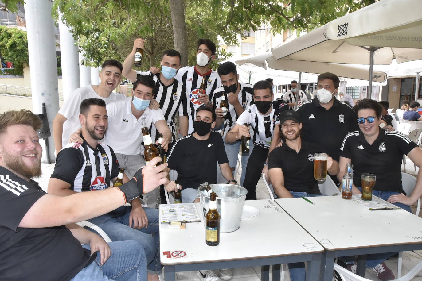 Fotos: Los aficionados del Badajoz disfrutan del ambiente previo al partido