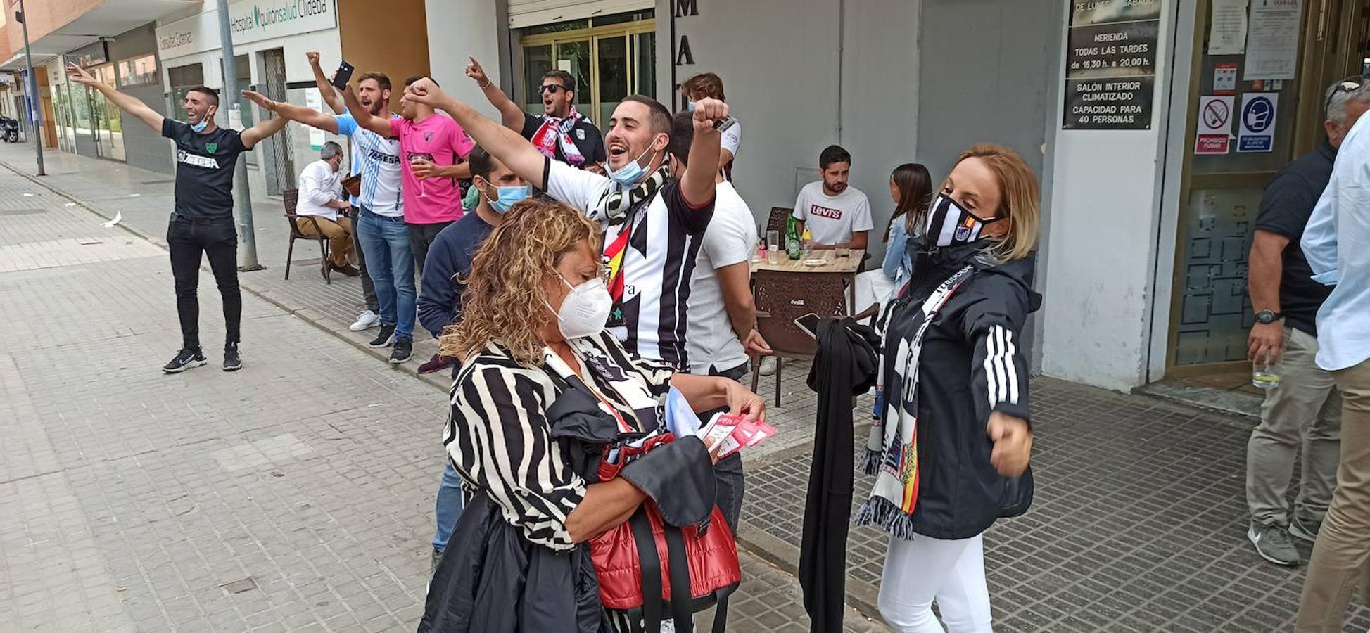 Fotos: Los aficionados del Badajoz disfrutan del ambiente previo al partido