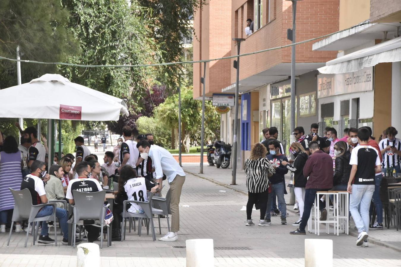 Fotos: Los aficionados del Badajoz disfrutan del ambiente previo al partido