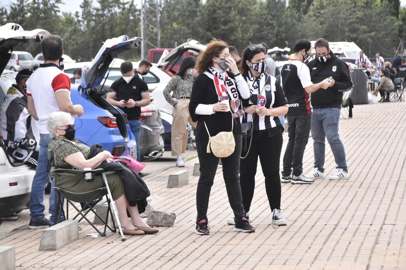 Fotos: Los aficionados del Badajoz disfrutan del ambiente previo al partido