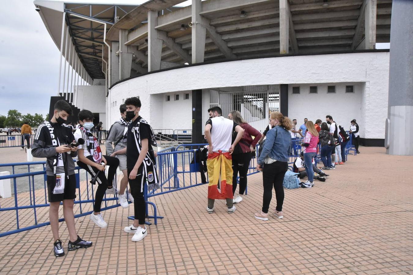 Fotos: Los aficionados del Badajoz disfrutan del ambiente previo al partido