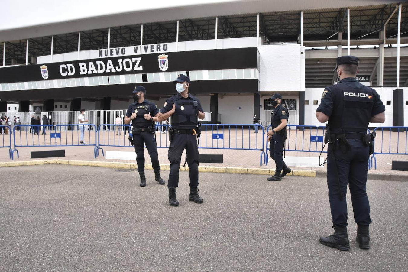 Fotos: Los aficionados del Badajoz disfrutan del ambiente previo al partido