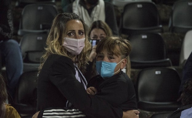 La afición lloraba desconsolada por la inesperada derrota que dejaba al Badajoz sin ascenso. 