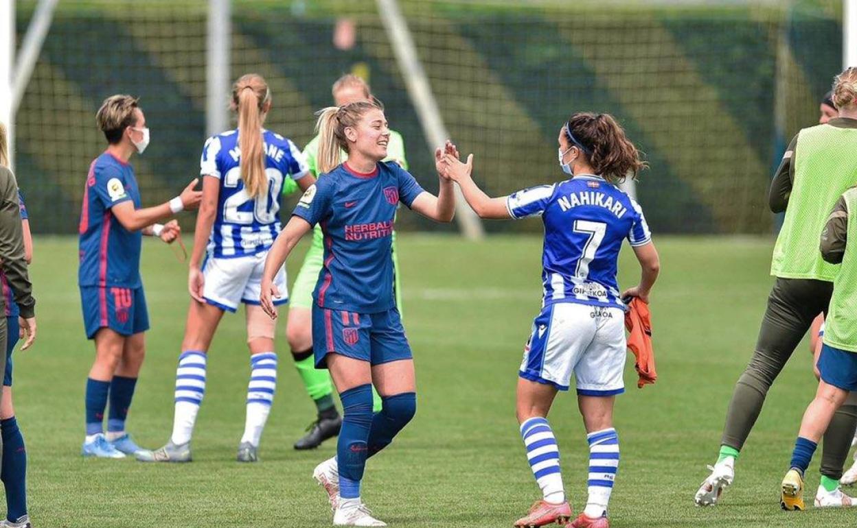 Carmen Menayo saluda a la internacional Nahikari durante el partido de la Real Sociedad y el Atlético. 