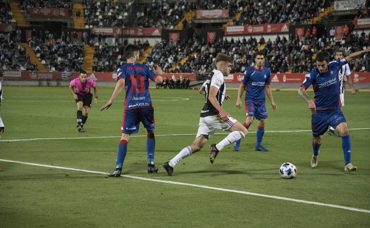 Dani Fernández intenta internarse en el área rival ante varios jugadores del Amorebieta. 