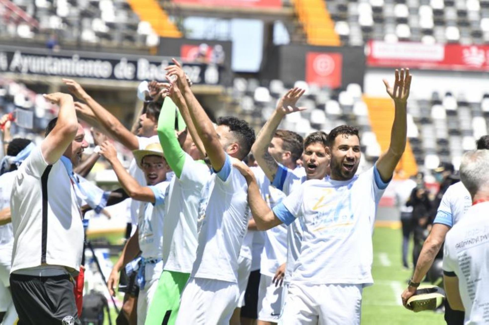 Los jugadores del Ibiza celebran este domingo su ascenso a Segunda tras superar al UCAM. 