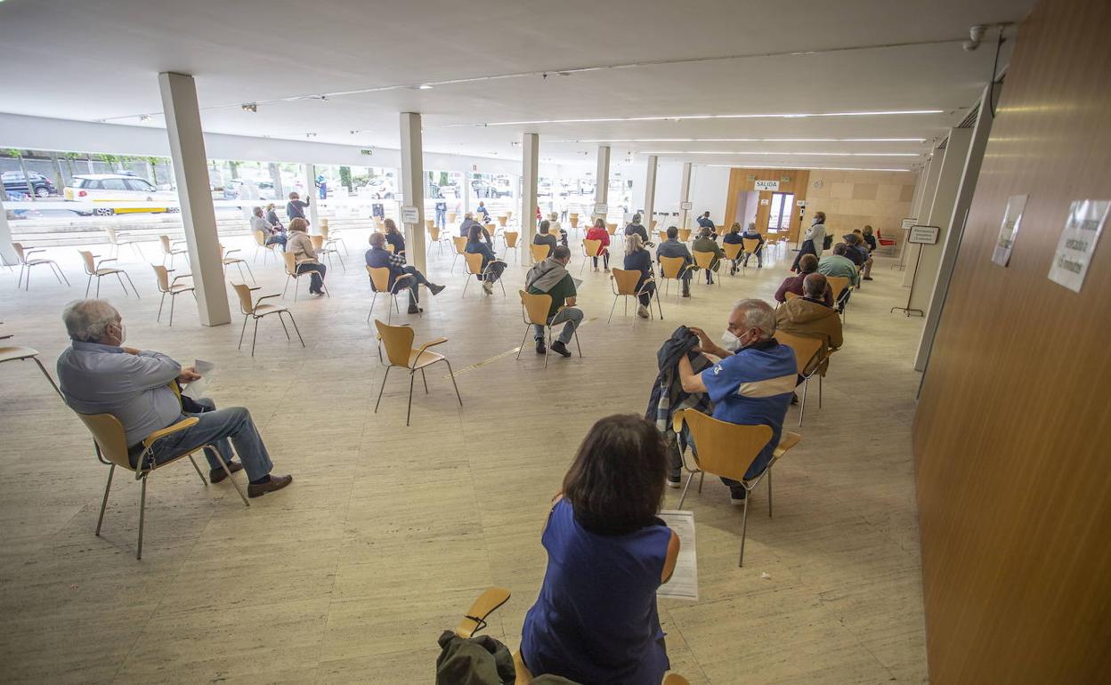 Vacunas Covid: El SES vacunará en Cáceres el viernes festivo para terminar con la primera dosis a la franja de 50 a 59 años