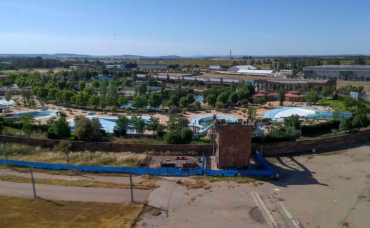 Vista aérea de AquaBadajoz, que no abrirá este verano. 