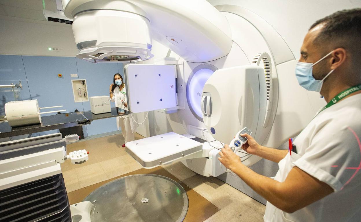 El aparato de radioterapia donado por Amancio Ortega ya funciona en el Hospital Universitario de Cáceres.