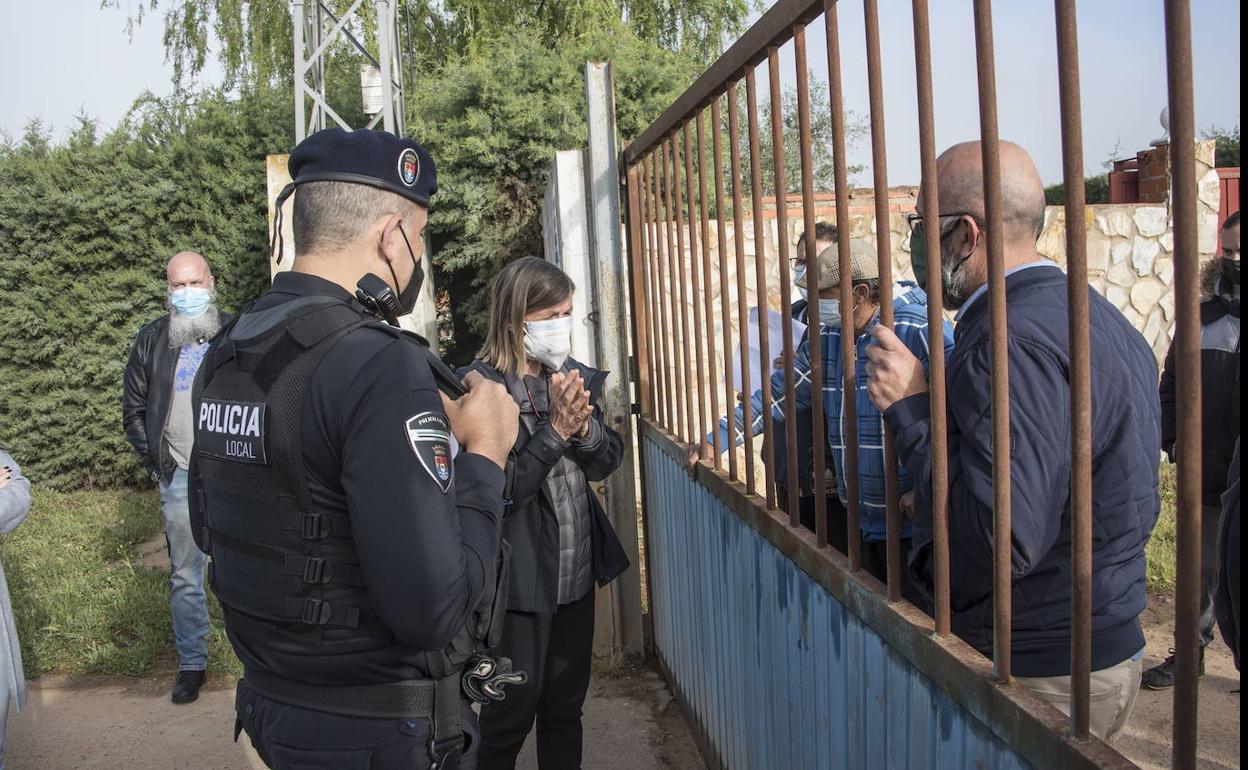 Los vecinos impiden que la entrada de la comitiva municipal para iniciar los derribos en abril. 