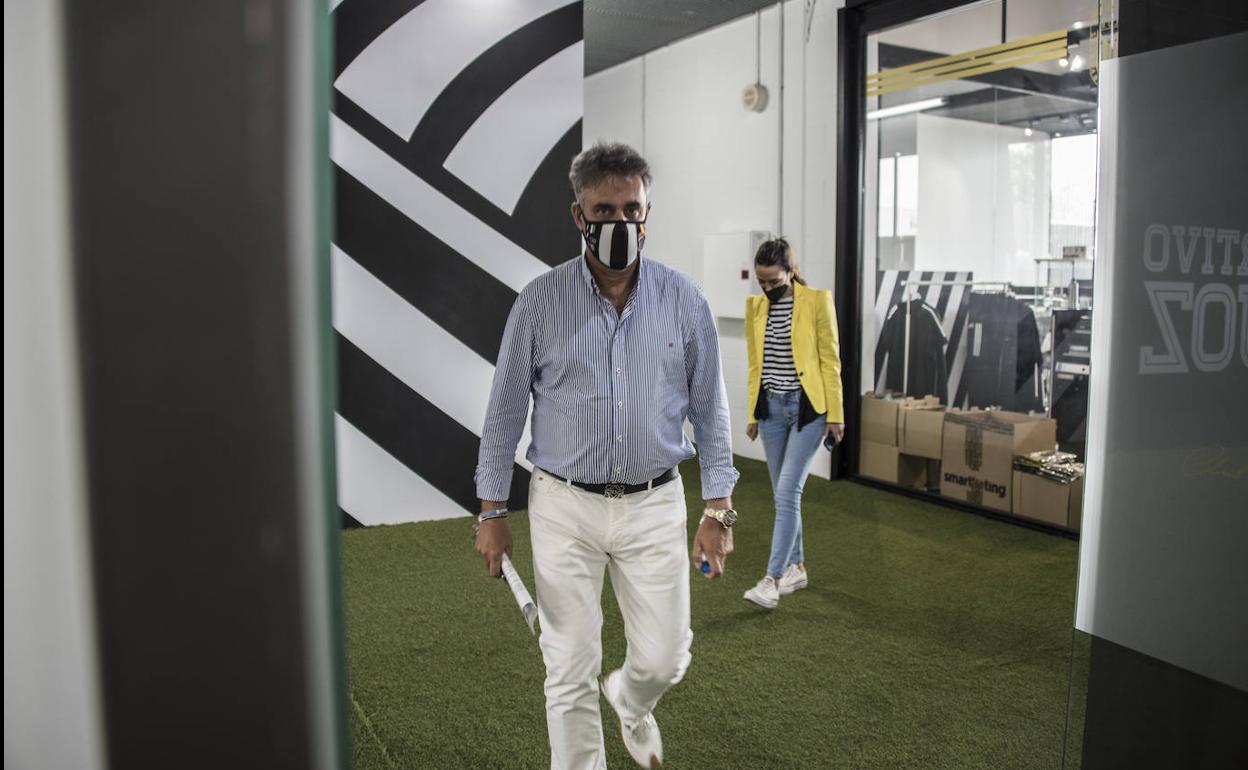 Joaquín Parra se dirige a la sala de prensa del Nuevo Vivero. 