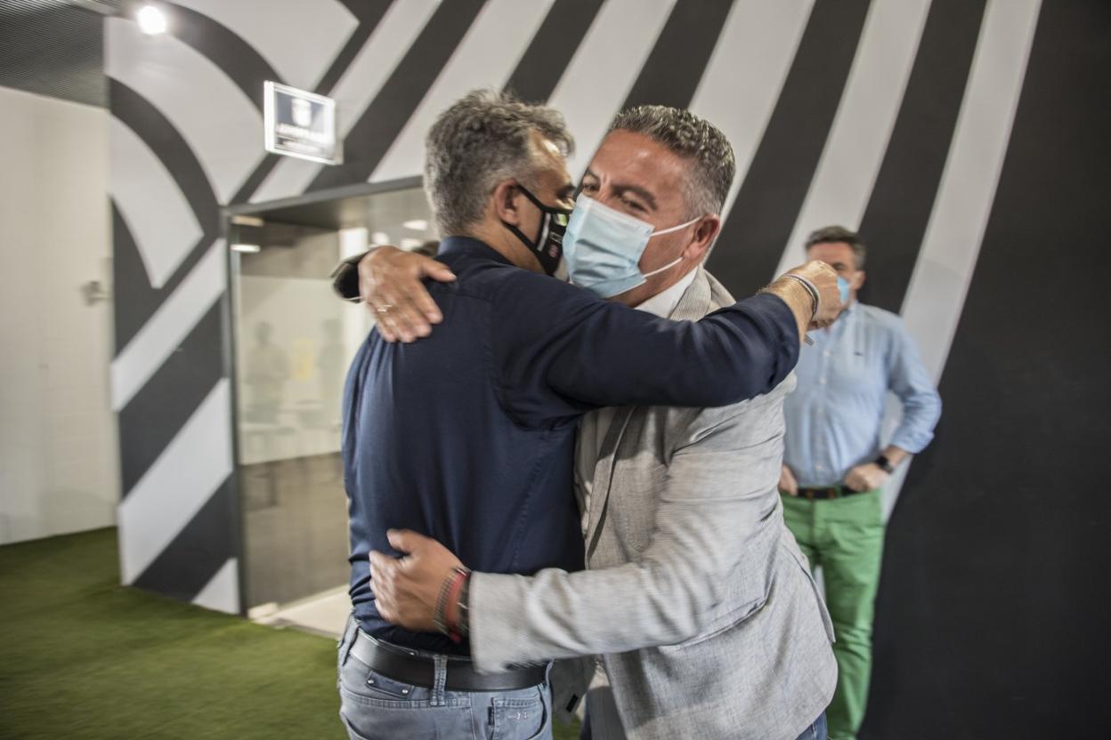 David Vizcaíno se funde en un abrazo con Joaquín Parra. 