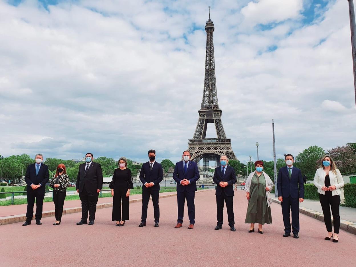 El alcalde de Mérida, en el centro de la delegación de París. 