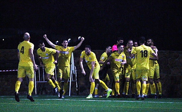 Los jugadores del Valverdeño celebran un tanto. 
