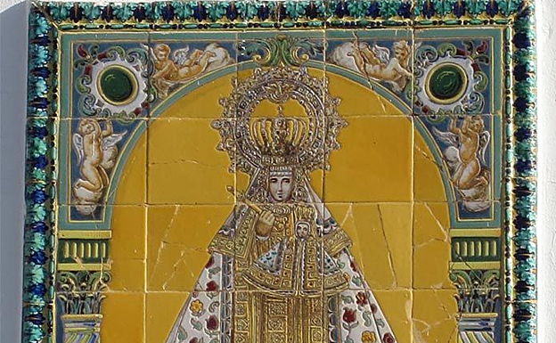 Azulejo de la Virgen de Guadalupe en la ermita de Jesús de Montijo, catalogado como vestigio franquista. 