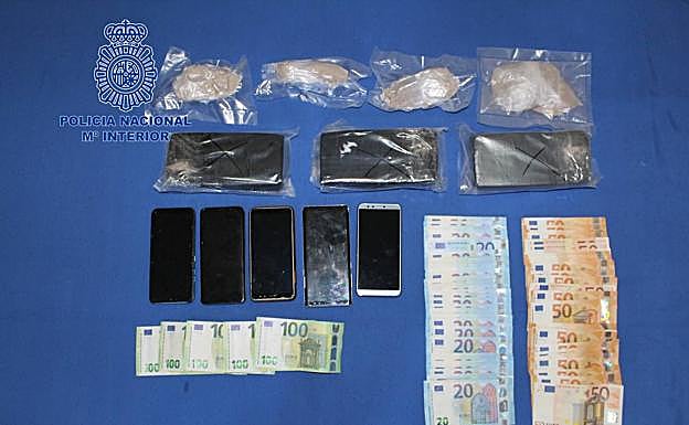 Droga, dinero y móviles intervenidos por la Policía Nacional