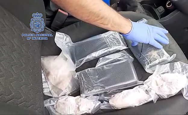 La Policía halló la heroína oculta en un habitáculo preparado en el espacio del airbag. 