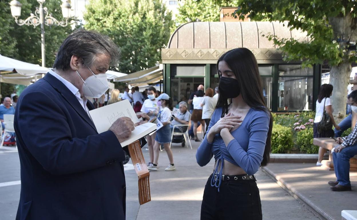 Luis Landero firma un libro a María Sachez, ganadora del certamen de relatos cortos que lleva el nombre del autor. 