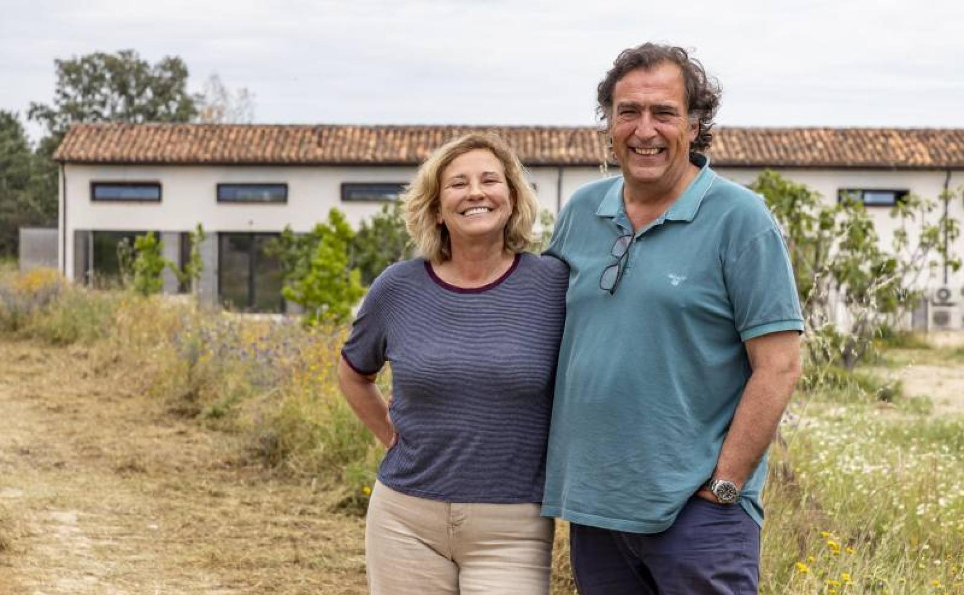 Fundadores. Sánchez-Robles y Urquiola. Detrás, el viejo secadero de tabaco.