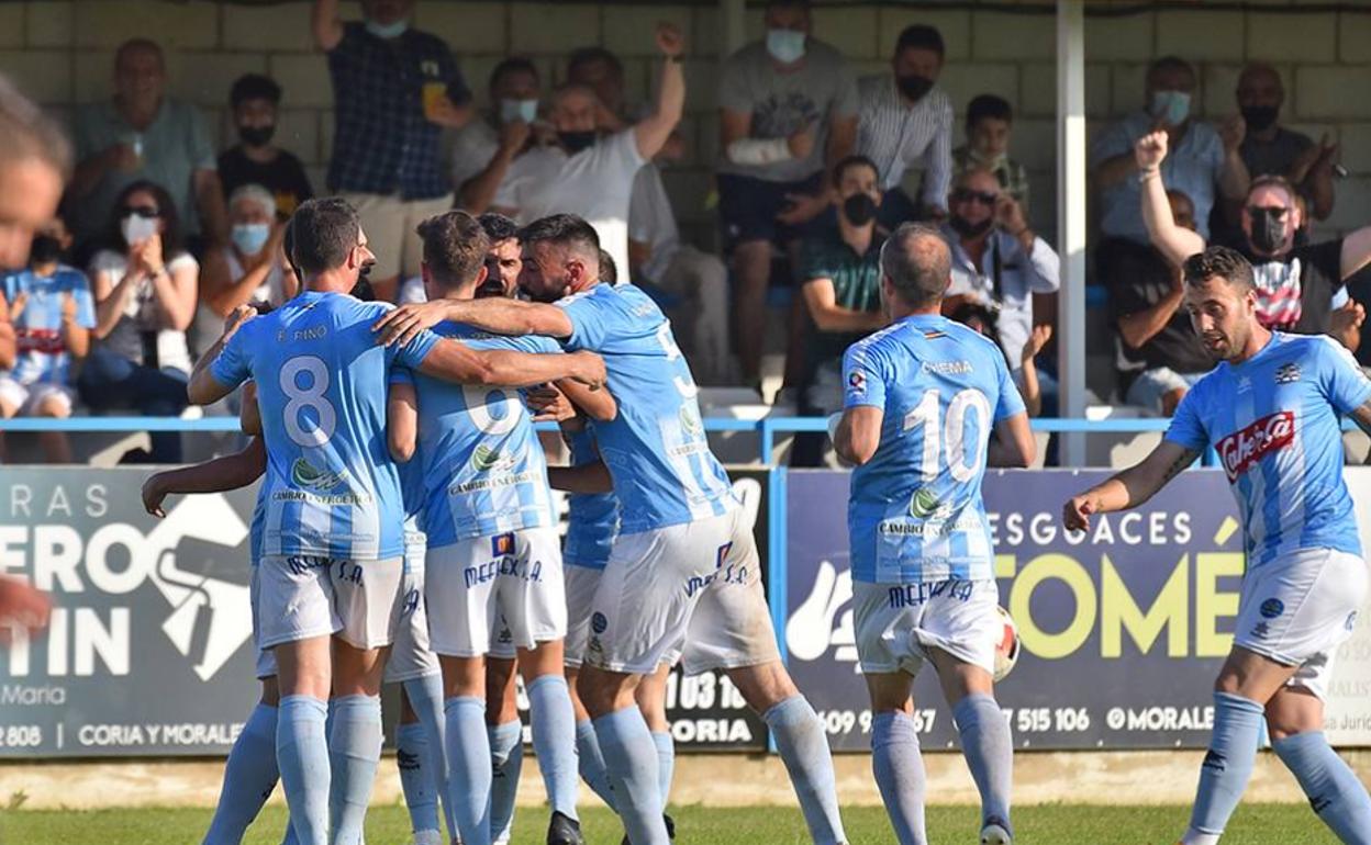Jugadores del Coria celebrando el gol de Antonio