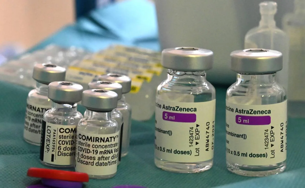 Dos viales de AstraZeneca junto a cinco de Pfizer durante la la jornada de vacunación ayer en Coria. 