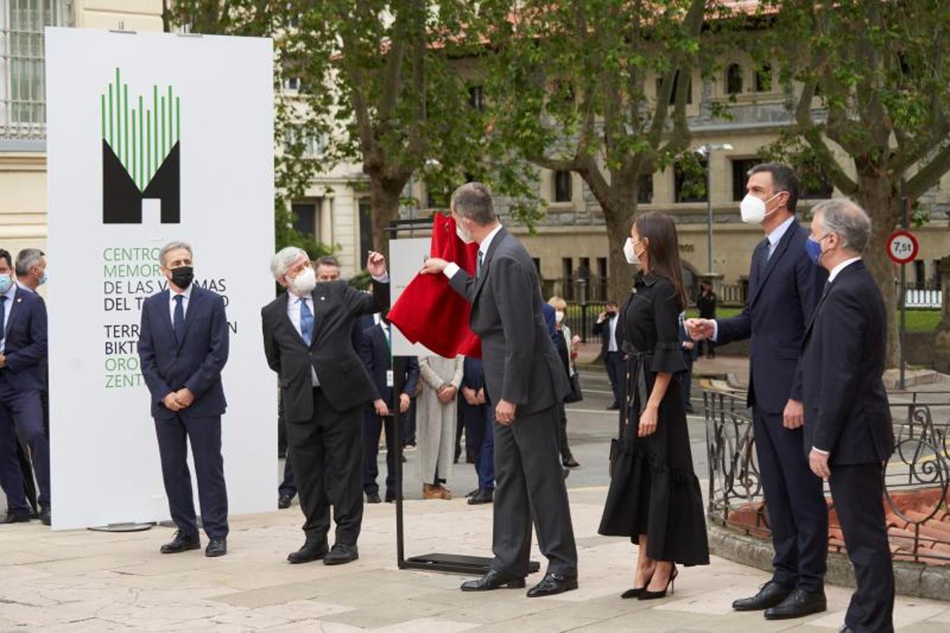 El Rey Felipe junto a la Reina Letizia, el Presidente del Gobierno, Pedro Sánchez(d) y el Lehendakari Iñigo Urkullu (d) en la inauguración del centro memorial de las victimas del terrorismo, en Vitoria.