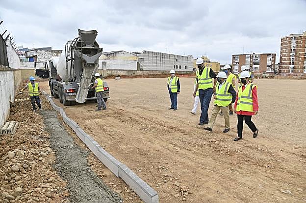 Fragoso visita las obras del campo de fútbol del seminario. 