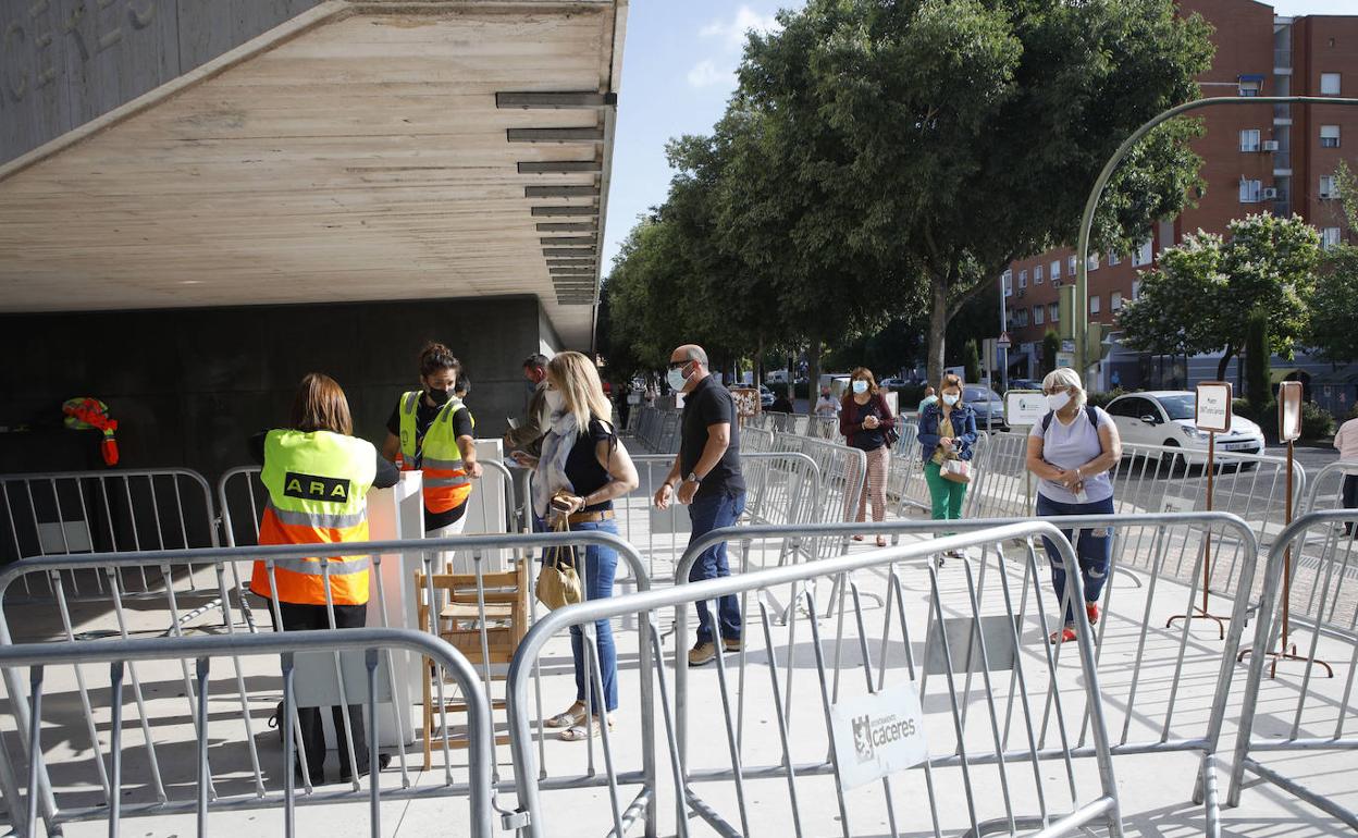 Personas accediendo al centro de vacunación del Palacio de Congresos de Cáceres, este miércoles. 