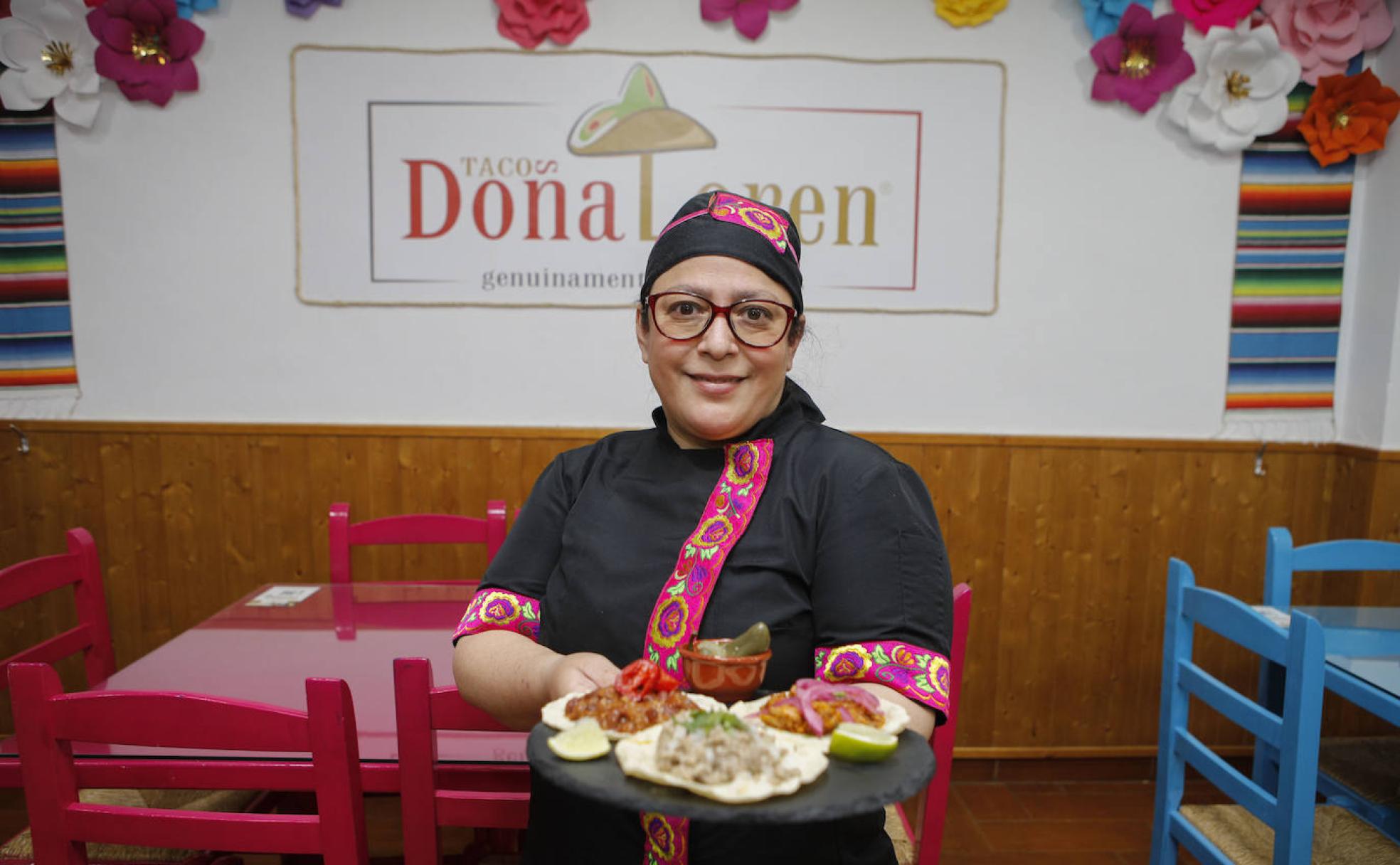 Lorena muestra un surtido tacos mexicanos elaborados como le enseñó su abuela.