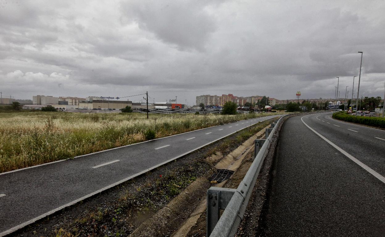 Vista general de los terrenos en los que se proyecta el parque de medianas junto a la variante. 