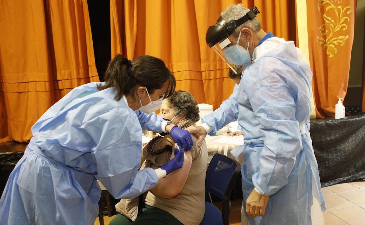 Una enfermera vacunando a una persona mayor de 80 años en Huertas de Ánimas, una pedanía de Trujillo. 
