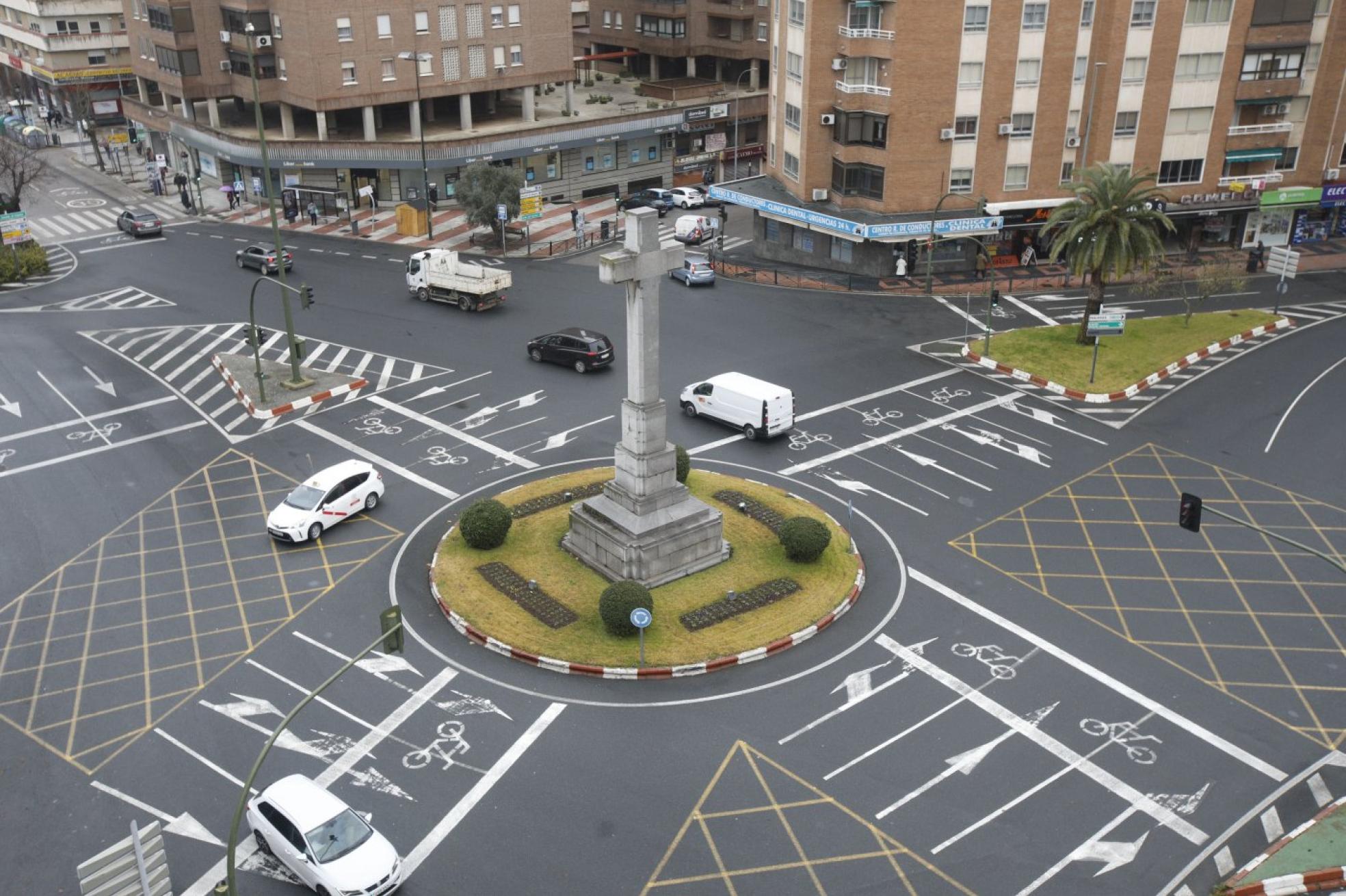 La retirada de la Cruz de los Caídos y la reordenación de la zona se aprobó en pleno en diciembre de 2004. 