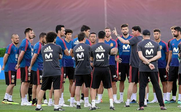 Fernando Hierro da indicaciones en un entrenamiento de la selección tras el despido de Julen Lopetegui. 