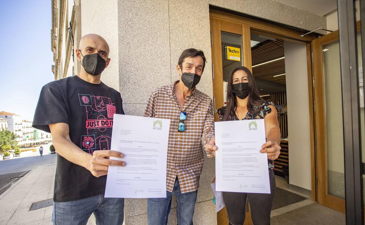 María Fernández, presidenta de Aptuex, junto a dos miembros de la directiva de la asociación. 