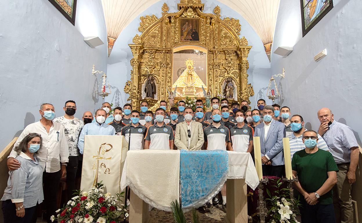 La directiva y plantilla del Coria ofrecieron a la Virgen de Argeme el ascenso a Segunda RFEF. 