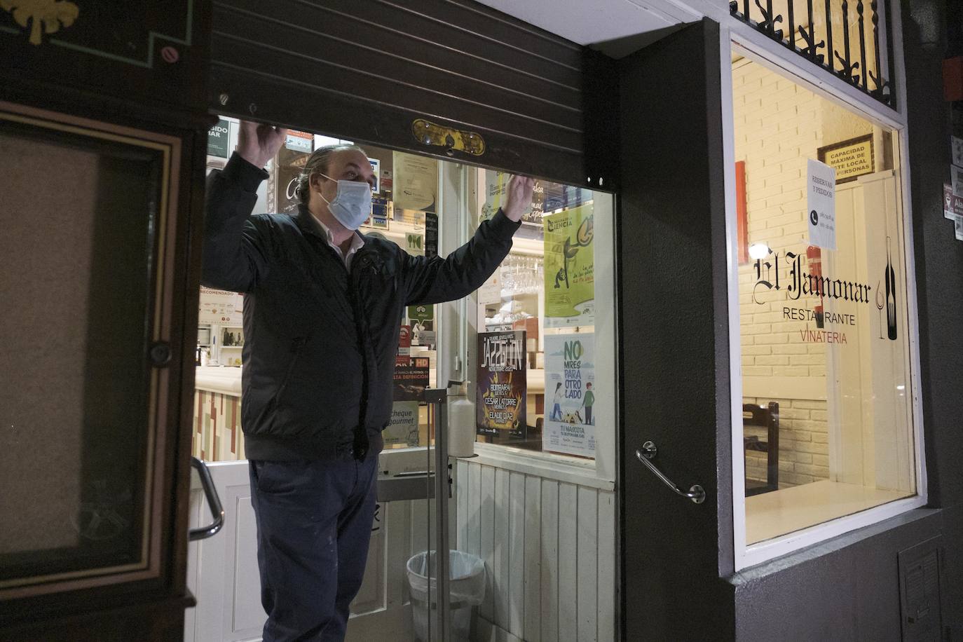 Un establecimiento de hostelería echa el cierre durante la pandemia.