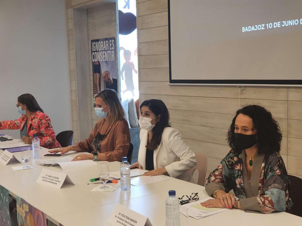 Estela Contreras, directora del Imex; la delegada García Seco; Gil Rosiña, consejera de Igualdad; y María Félix Tena, presidenta del TSJEx. 