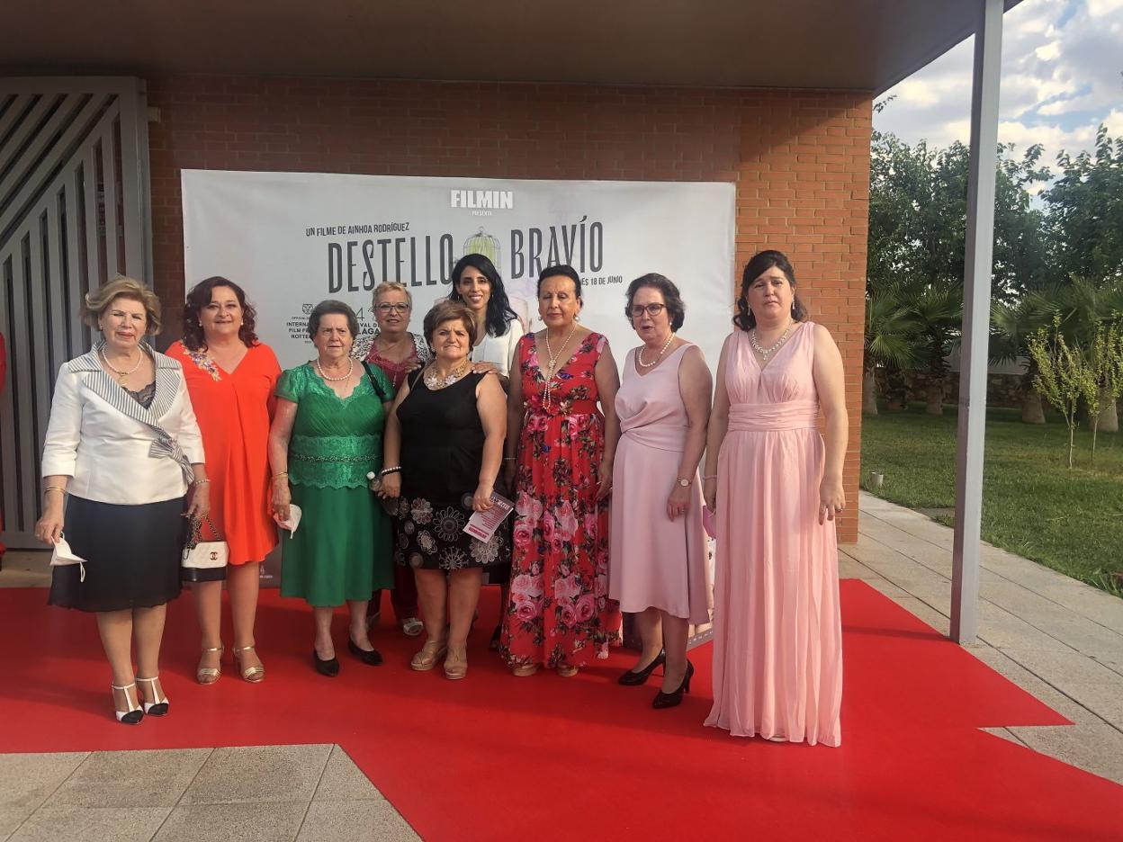 Las actrices de la película ante el Auditorio Municipal, donde se proyectó. 