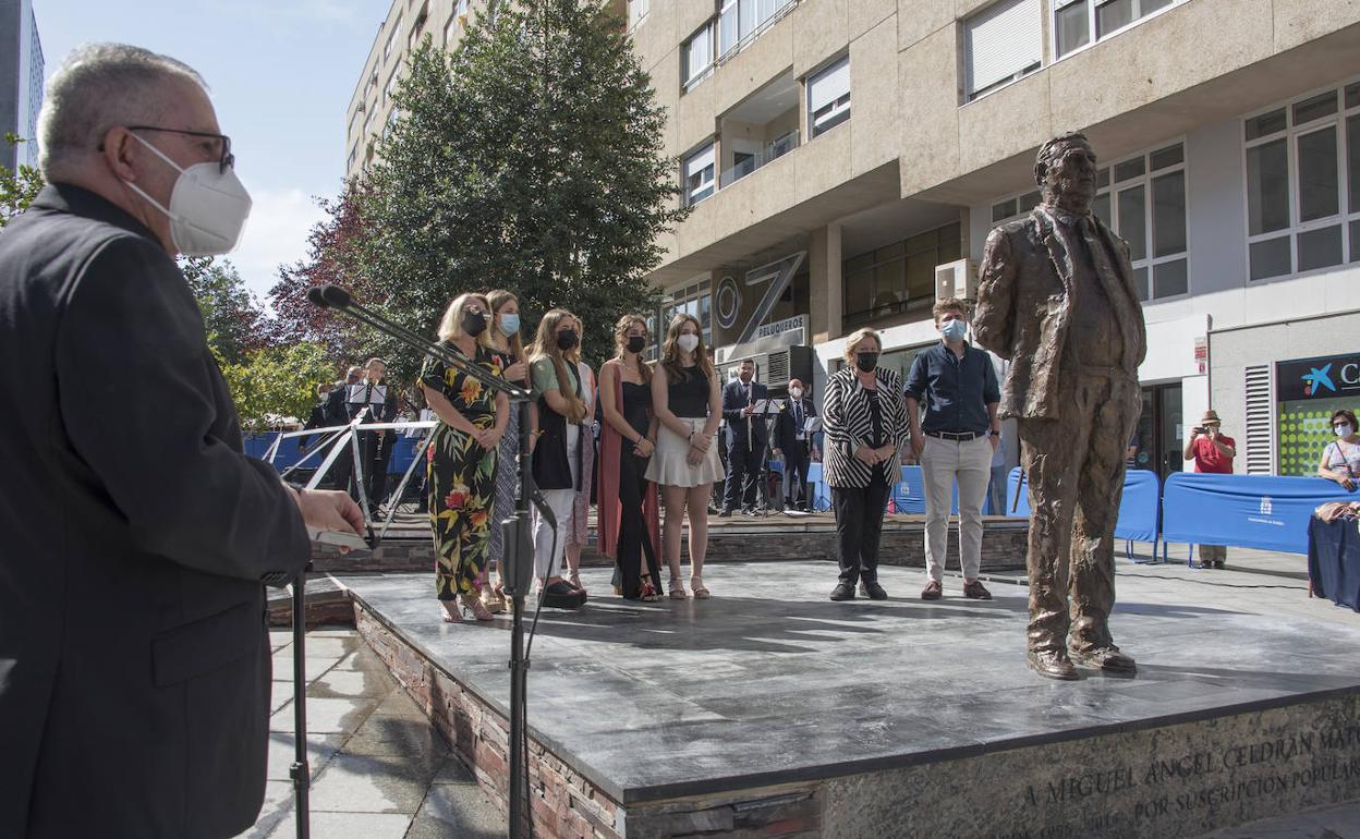 Muñoz Aldana bendice la escultura a Miguel Celdrán, cuya familia respalda el monumento. 