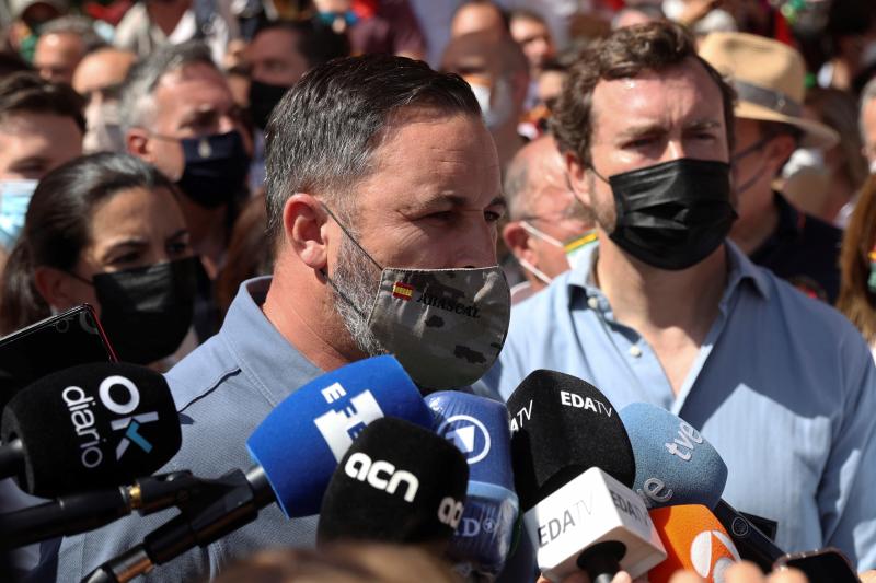 El presidente de Vox, Santiago Abascal, atiende a los medios durante la concentración.