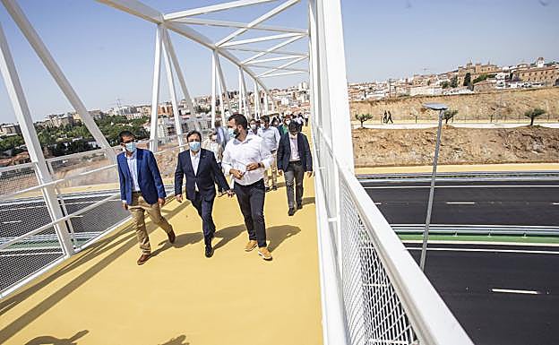 Fernández Vara, Salaya y otras autoridades cruzando este lunes la pasarela peatonal de la Ronda Sureste. 