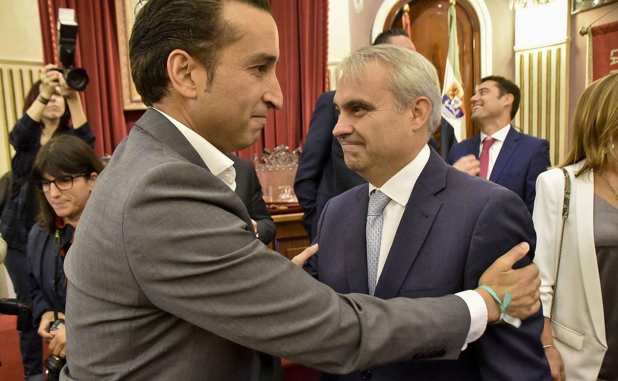 Fragoso y Cabezas, en el pleno de investidura del alcalde hace ahora dos años. 