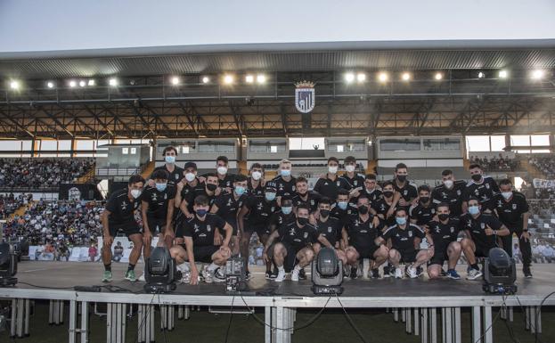 Jugadores y cuerpo técnico del Badajoz B, ascendido a Tercera. 