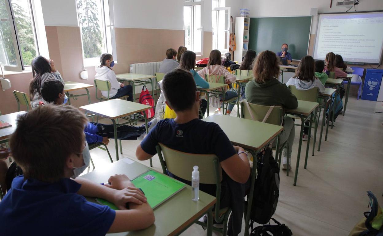 Alumnos con mascarillas y ventilación dentro de un aula de Secundaria. 