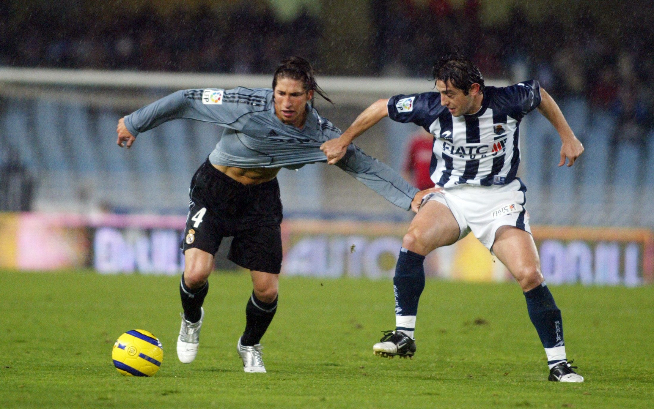 Año 2005. Sergio Ramos peléa un balón con Nihat Kahveci, futbolista turco de la Real Sociedad, durante su primera temporada como jugador blanco.