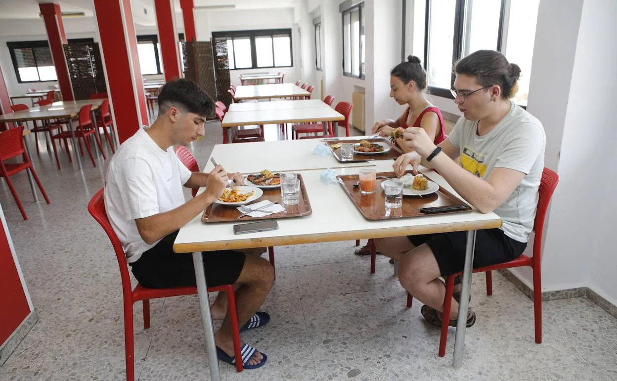 Universitarios alojados en el colegio mayor San José durante la hora de la comida. 