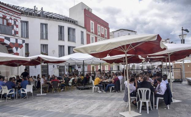 Las terrazas de la Plaza Alta se llenaron ayer al mediodía. 